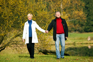 Älteres Paar geht spazieren