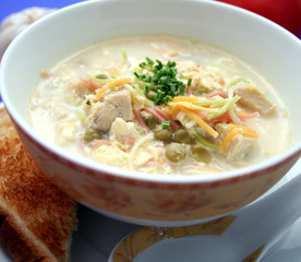 Bunte Nudelsuppe
