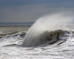Breaking wave fountain