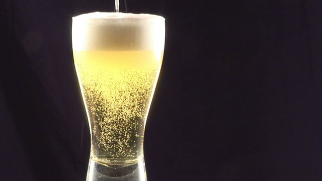 Pooring beer pint