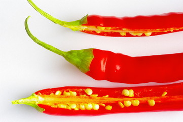 Pepperoni ganz und aufgeschnitten