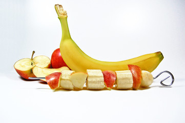 Banane und Apfel als Spieß