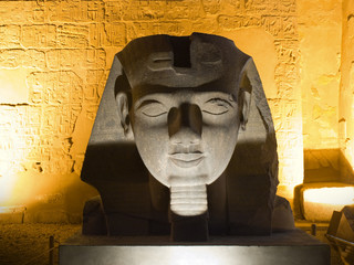 Fototapeta na wymiar Szef Ramzesa kolos w świątyni Luxor, Tebach