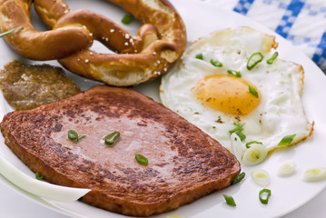 Leberkäse mit Spiegelei