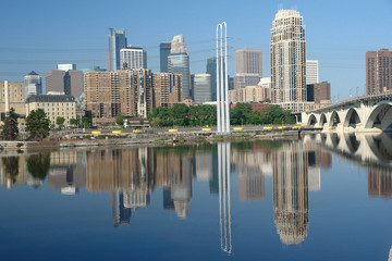 Fototapeta na wymiar Minneapolis skyline z odbicia