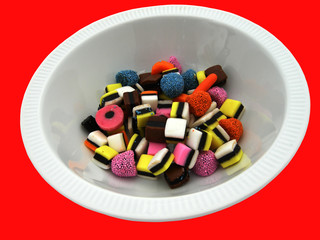 Bonbons in weißer Schale