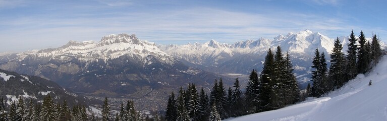 Panorama chaines du Mont Blanc et des Fiz