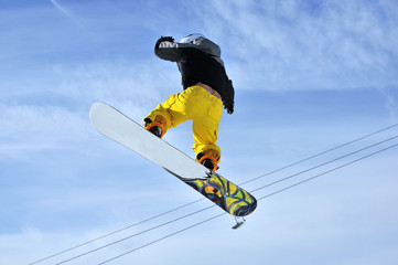 Airoski: snowboarder in the sky