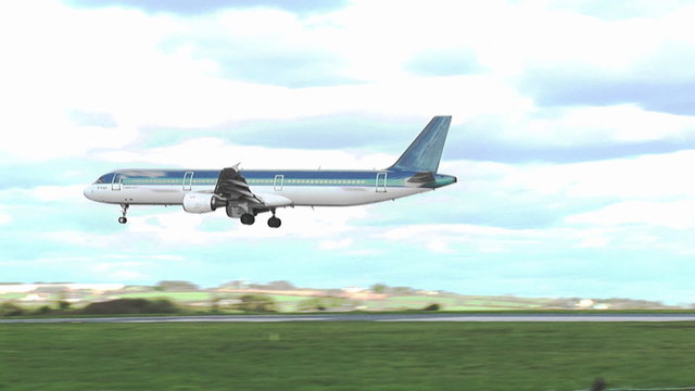 Plane landing in an airoport