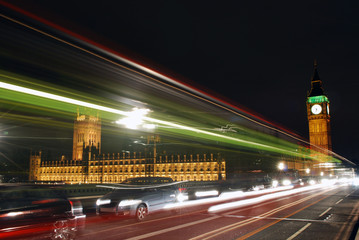 Fototapeta na wymiar Westminster Palace i wzmożony ruch
