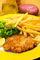 Paniertes Wiener-Schnitzel mit Gemüse und Pommes Frites