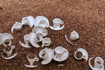 Obraz na płótnie Canvas Kaffeetassen in vielen Kaffeebohnen