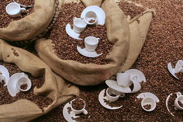Kaffeetassen in vielen Kaffeebohnen