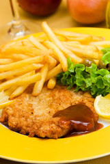 Paniertes Wiener-Schnitzel mit Gemüse und Pommes Frites