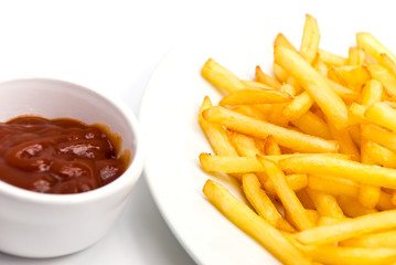 Pommes Frites mit Ketchup Dip - freigestellt auf weiss