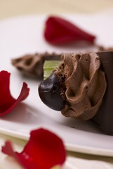 Sckkoladentorte mit Rosenblaettern