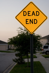 Dead end sign on the side of a street