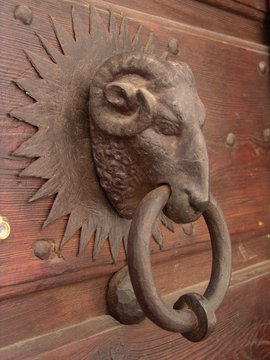maniglia battiporta forma di ariete
