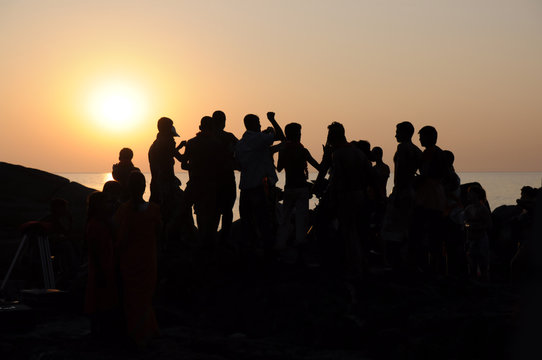 Fototapeta Silhouette dance team people. sunset on the sea
