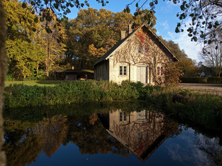 Fototapeta na wymiar Countryside house by a small lake