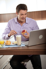 Fototapeta na wymiar junger mann beim frühstück