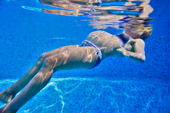 Femme enceinte dans une piscine.
