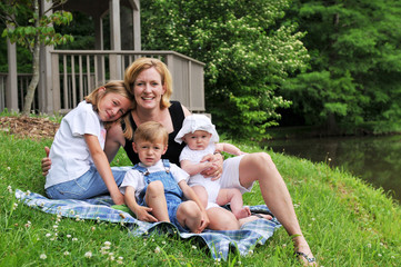 Obraz premium Mother and children outdoors