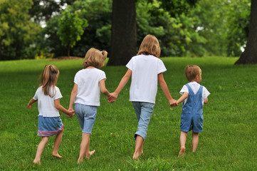 Obraz premium Children holding hands