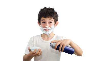 Bambino che gioca a radersi la barba