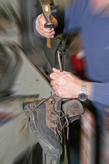 Schuhmacher bei der Arbeit