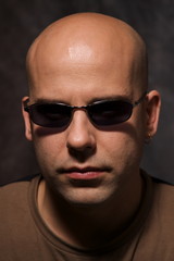 Mann mit Sonnenbrille und Glatze