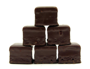 Mehrere Dominosteine als Pyramide arrangiert