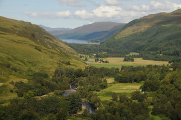 Obraz premium schottland tal mit blick zum meer