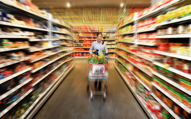 Frau beim einkaufen von Lebensmittel im Supermarkt