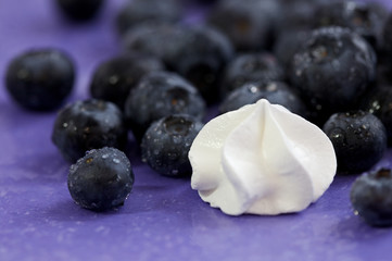 Blaubeeren mit Sahne