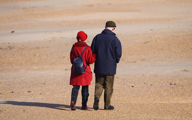 couple de personnes âgées sur la plage