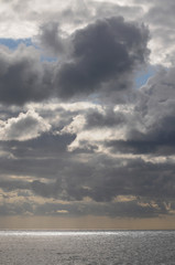 Fototapeta premium ciel orageux vertical