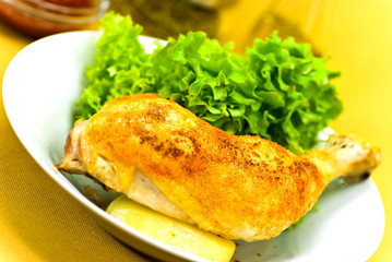 hühnerschenkel,gebraten-  mit salat