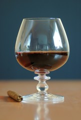 Cognakschwenker und Zigarillo