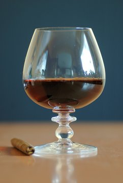 Cognakschwenker und Zigarillo
