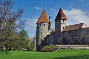 Fototapeta na wymiar Tallinn. Wieże w fortyfikacji