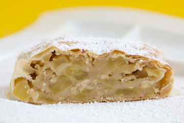 Apfelstrudel mit Puderzucker