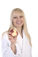 Junge Frau mit Apfel