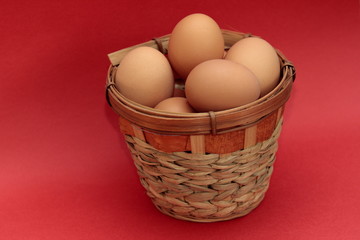 uova nel cesto di vimini