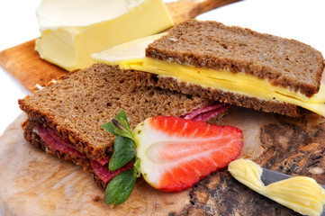 Klappstullen mit Wurst und Käse