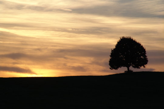 Sonnenuntergang hinter einem H&uuml;gel