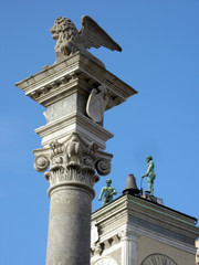 Fototapeta na wymiar Lew z San Marco i Maurów - Plac Wolności - Udine Friuli