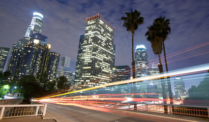 Fototapeta na wymiar Ruch przez Los Angeles w nocy