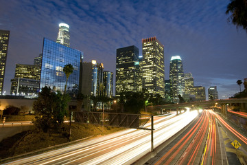 Fototapeta na wymiar Los Angeles Skyline o zmierzchu i autostrady