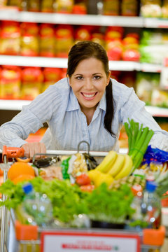 Einkauf von Obst Gemüse im Supermarkt